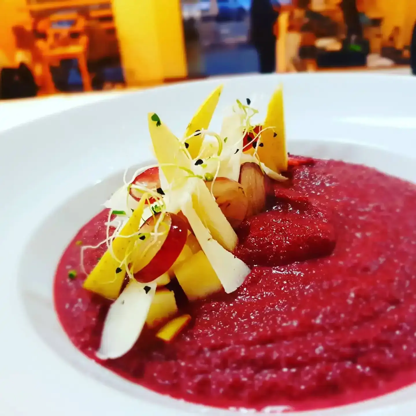 Crema de remolatxa amb fruita i formatge