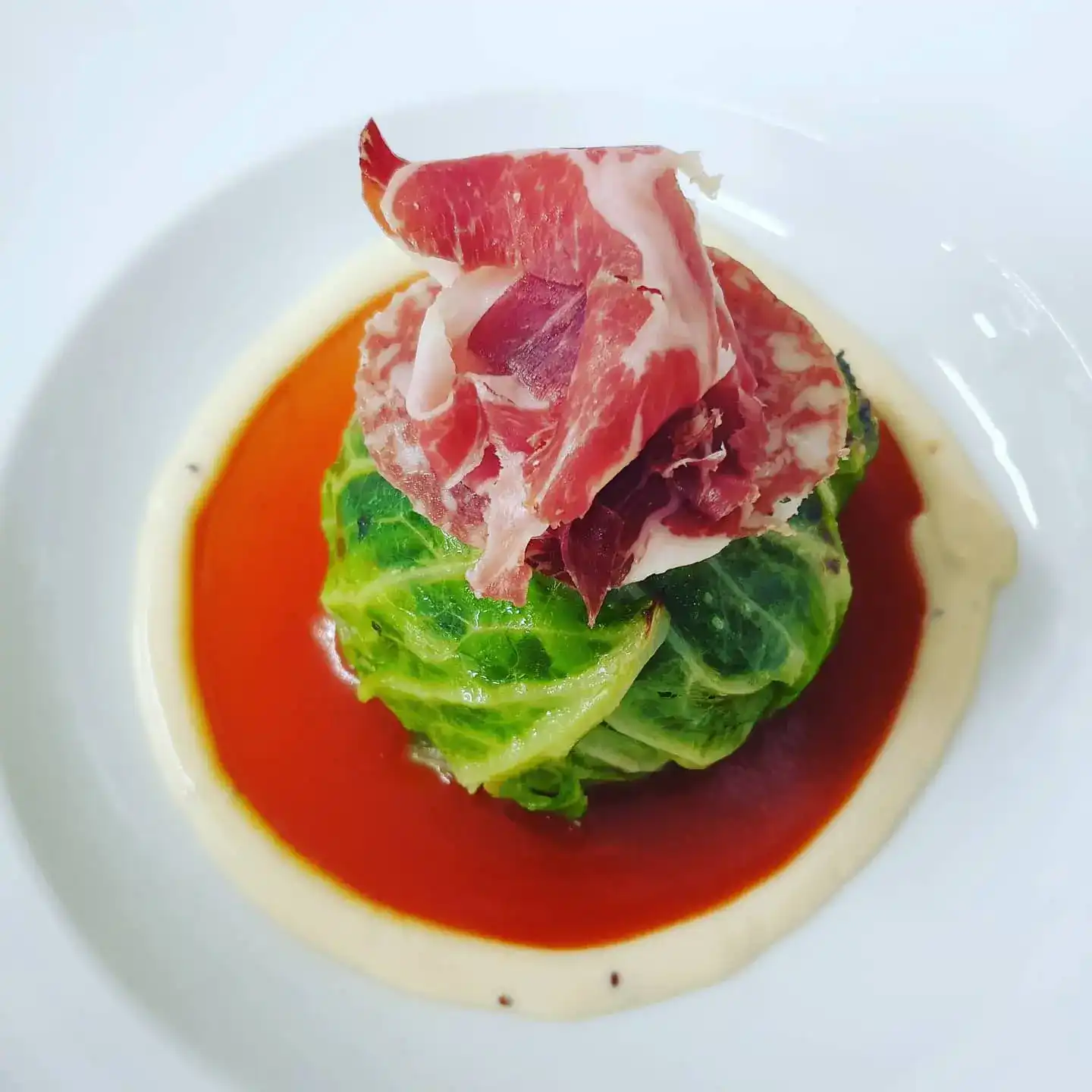 Col farcida amb pernil i salsa vermella