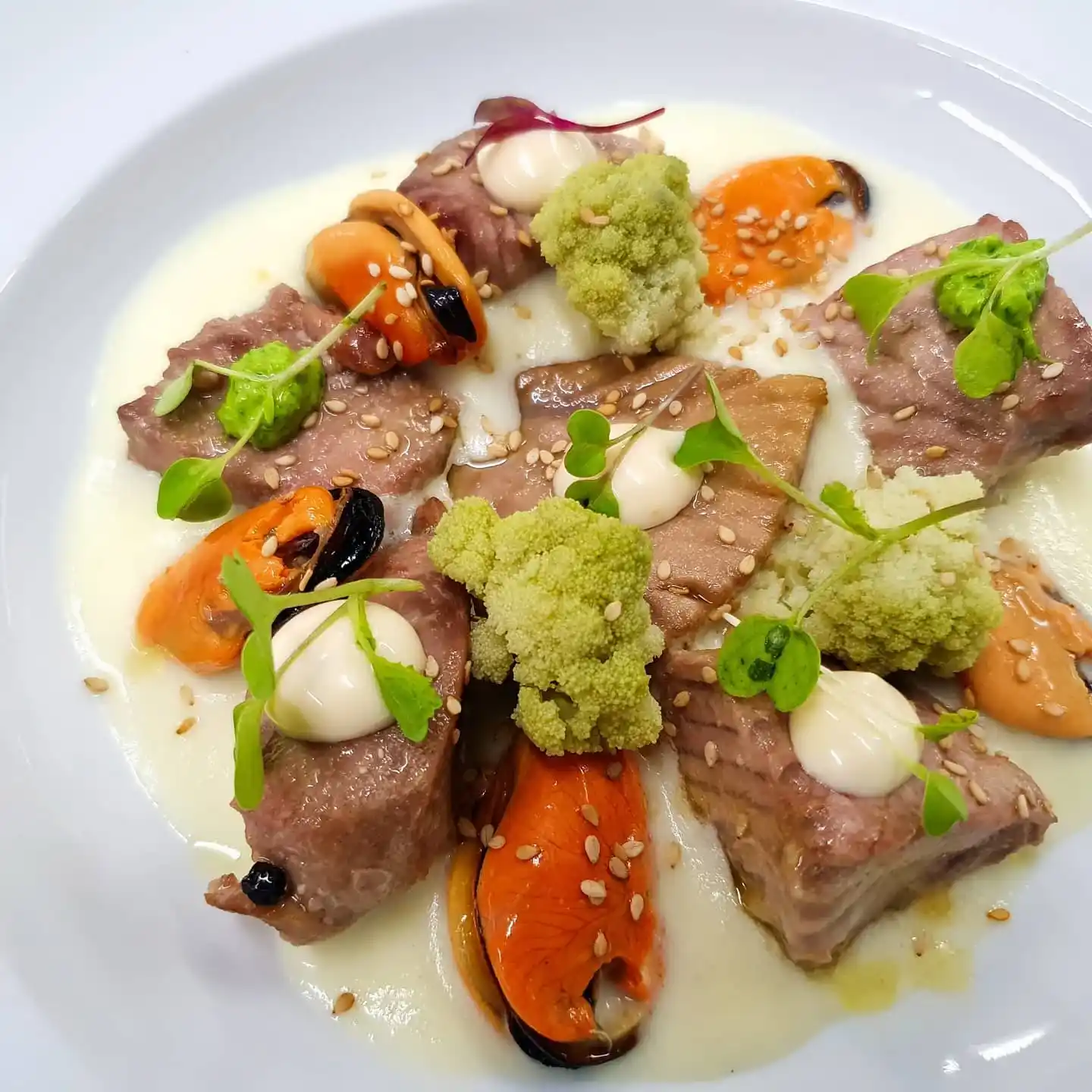 Tonyina amb romanesco, musclos i crema