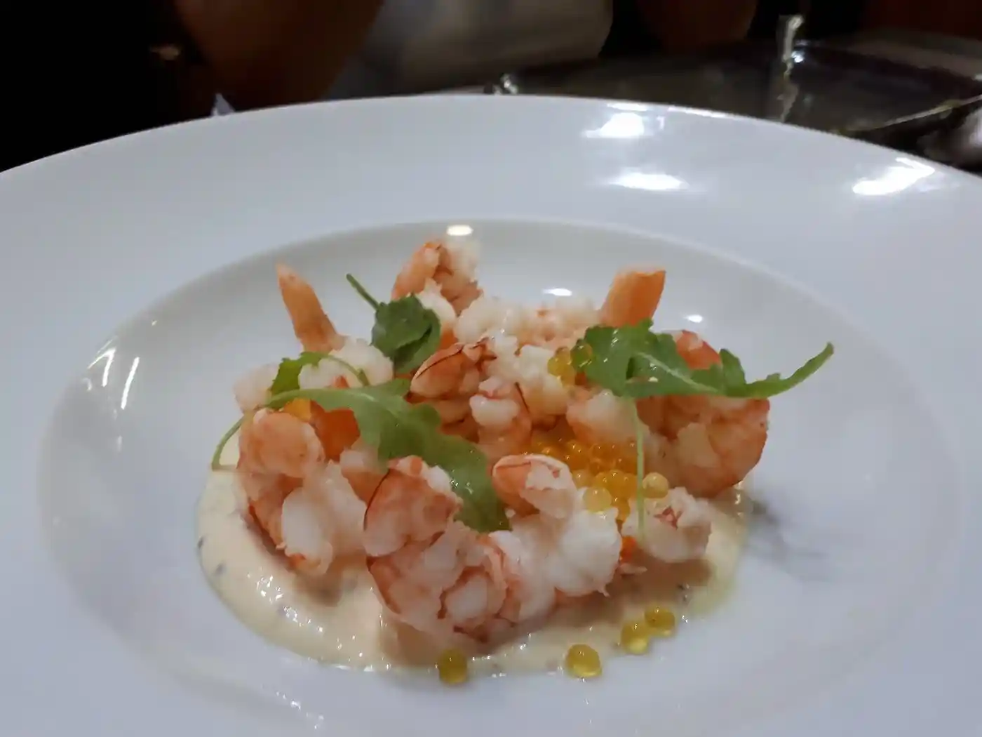 Gambes amb crema blanca i rúcula