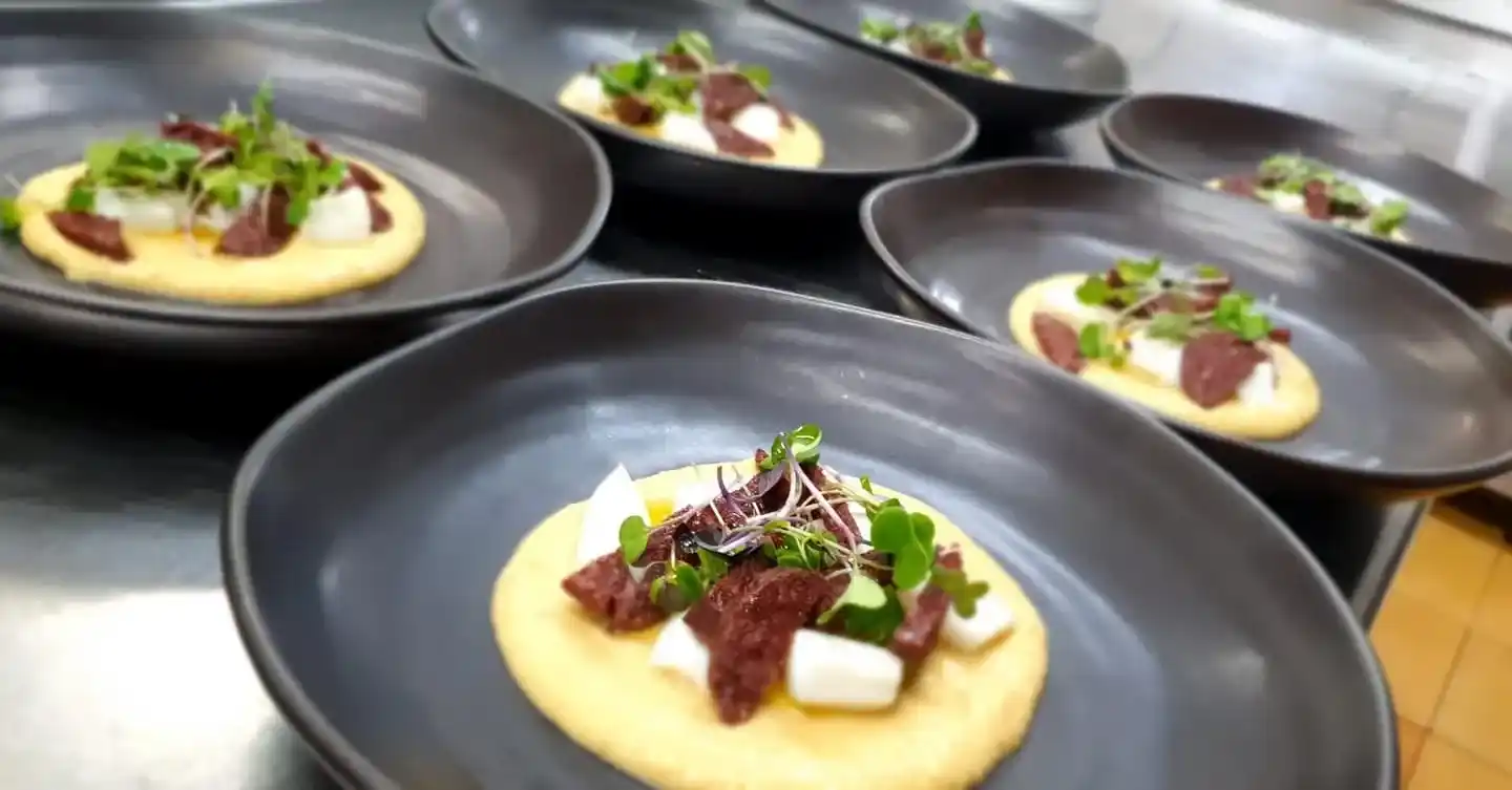 Sípia amb botifarra negra i hummus